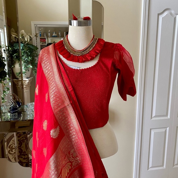 Red gold Saree with blouse necklace earrings - Picture 2 of 9